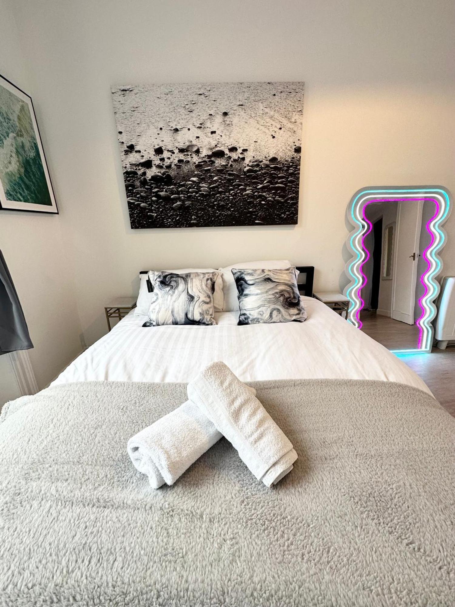 The City Surfer Apartment - By Coastline Retreats - Parking Included - Sleeps 5 - City Centre Bournemouth Exterior foto