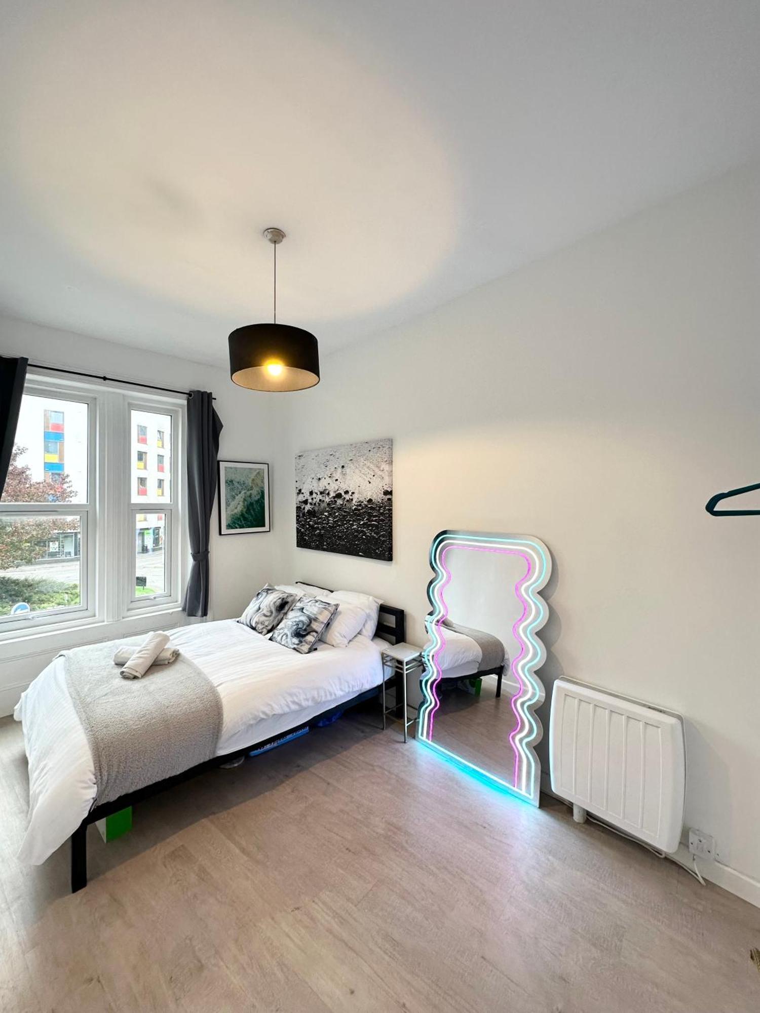 The City Surfer Apartment - By Coastline Retreats - Parking Included - Sleeps 5 - City Centre Bournemouth Exterior foto