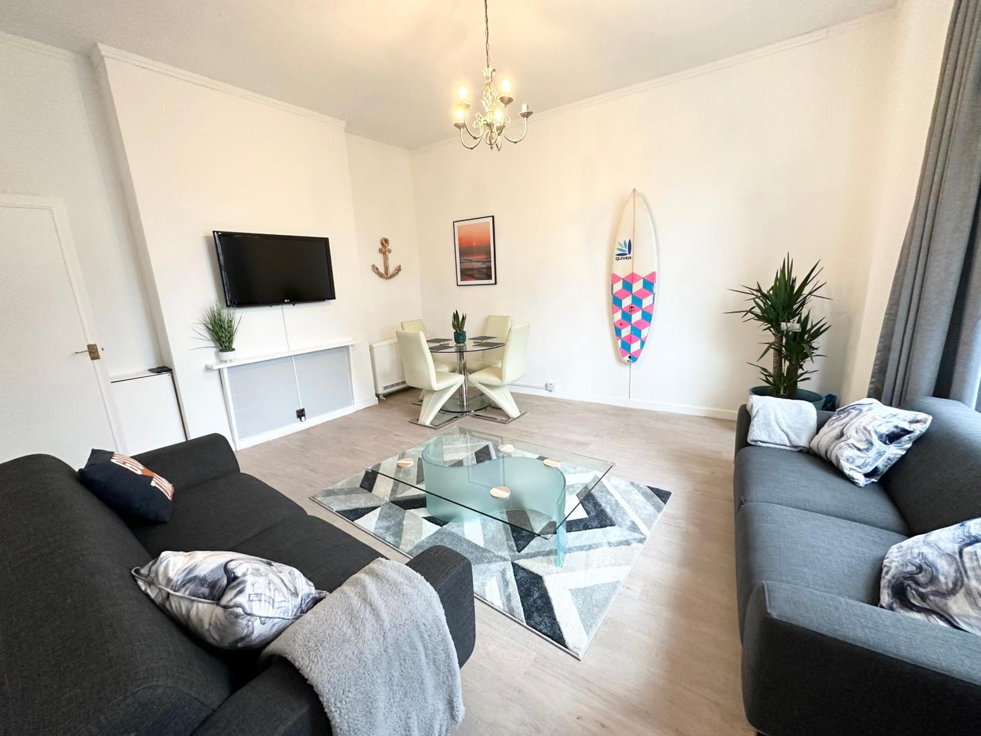The City Surfer Apartment - By Coastline Retreats - Parking Included - Sleeps 5 - City Centre Bournemouth Exterior foto