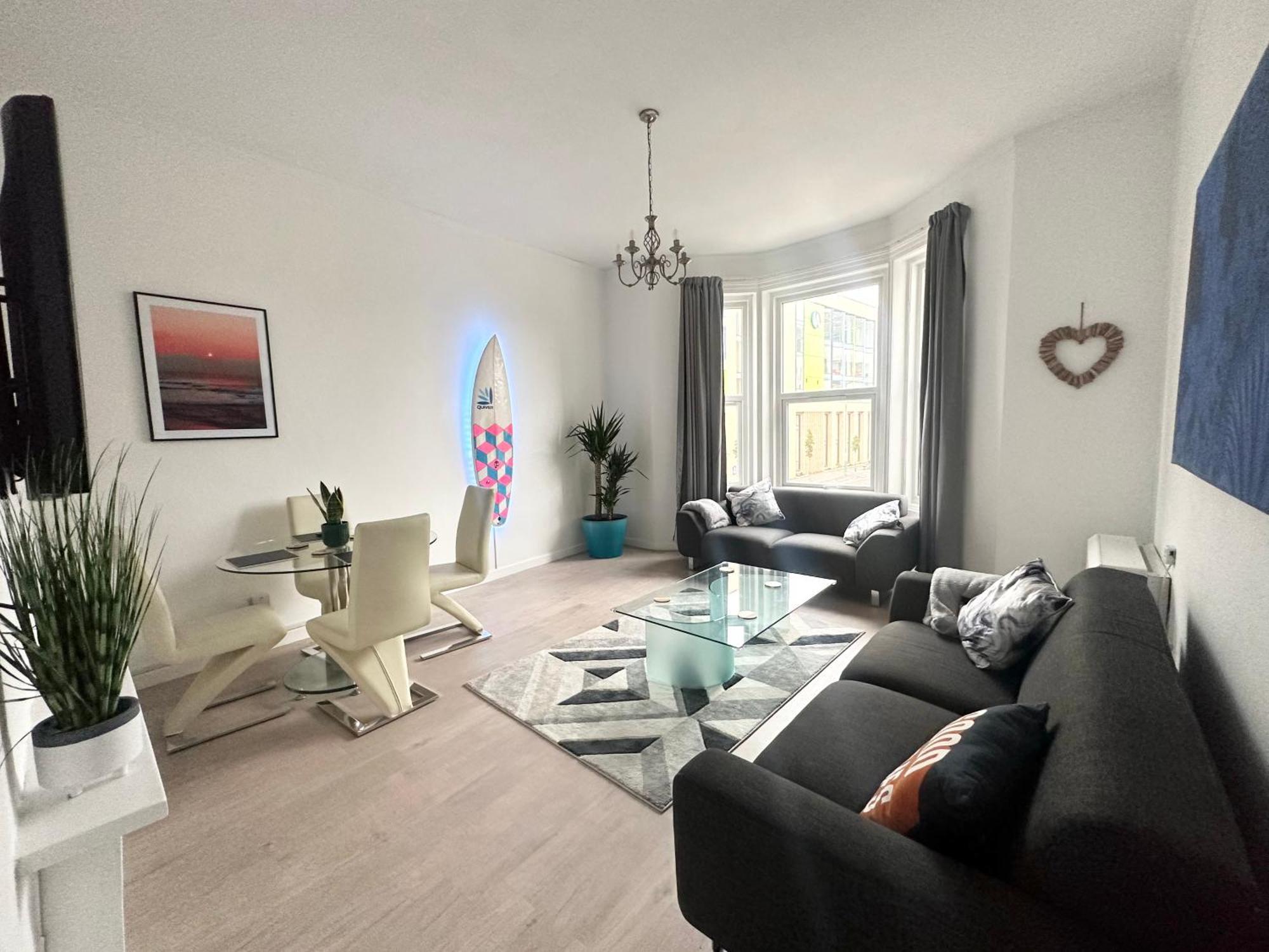The City Surfer Apartment - By Coastline Retreats - Parking Included - Sleeps 5 - City Centre Bournemouth Exterior foto